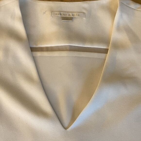 Cooper & Ella NWOT Cold Shoulder V Neck Long Sleeve Layered Blouse in Ivory. - Picture 3 of 8